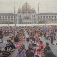 Orang ramai meluangkan masa di hujung minggu berbuka puasa bersama keluarga dalam iftar terbuka di Dataran Putrajaya, Kompleks Perbadanan Putrajaya.