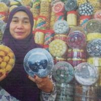 Usahawan Wan Zakian Wan Zakariah mempamerkan campuran biskut Aidilfitri di gerai miliknya di Jalan Haji Hussein, Kuala Lumpur.