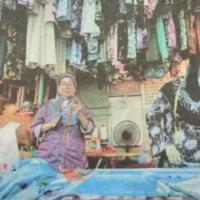 Norhalipah Yaakob bersama rakan niaga, Zaiton Ngah sibuk menyiapkan pakaian raya yang ditempah pelanggan di kedai mereka di Kuantan