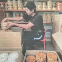 Adi Setiawan memasukkan kuih raya ke dalam kotak untuk diagihkan kepada ejen beliau sebagai persiapan Aidilfitri pada minggu akhir bulan Ramadan di Jalan Raja Mahmud, Kampung Baru, Kuala Lumpur.