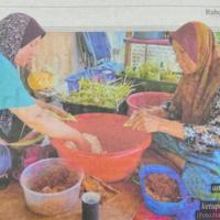 Dua beranak dari Kampung Kubang Palas tak menang tangan menyiapkan 17,000 biji ketupat palas yang ditempah pelanggan sempena Aidilfitri ini.
