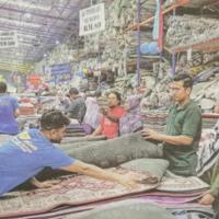 Gelagat orang awam memilih pelbagai jenis permaidani di Gedung Carpet Prima, Nilai 3 di Negeri Sembilan sebagai persediaan menyambut Hari Raya Aidilfitri.